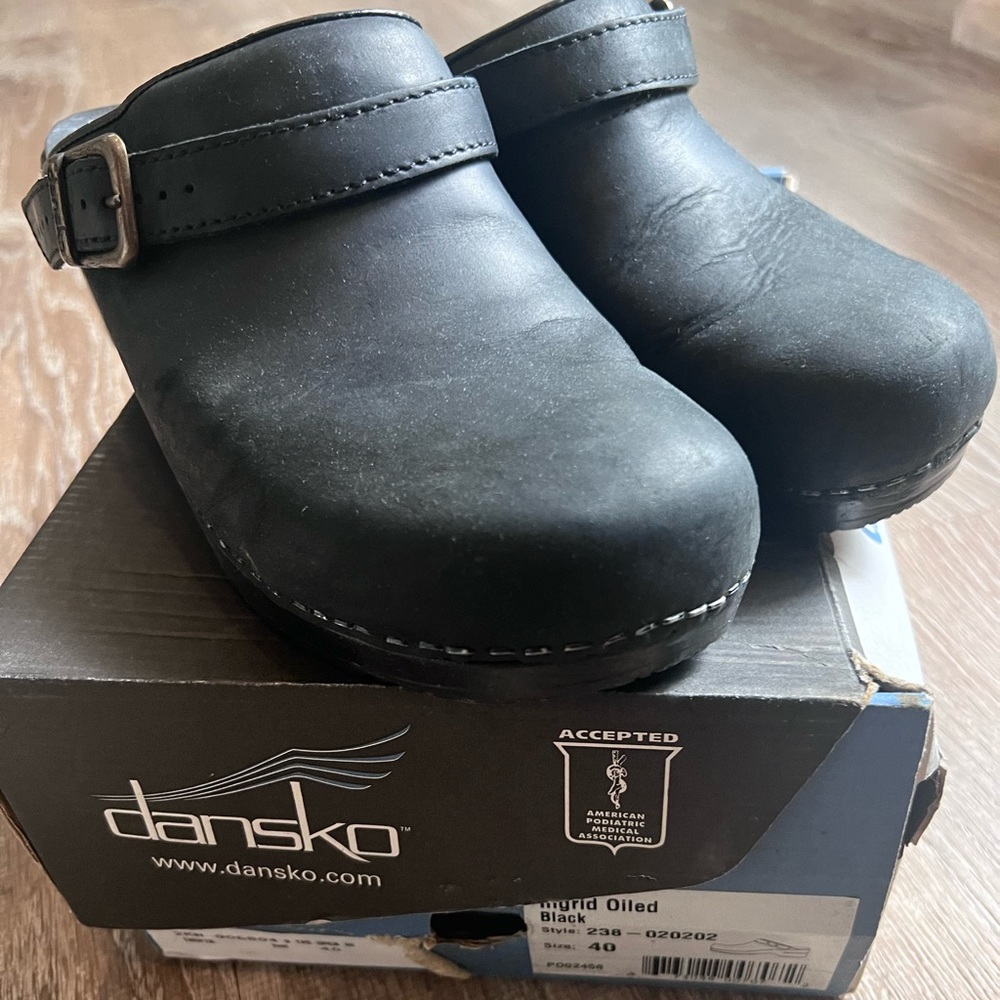 NWOT Dansko Ingrid Oiled Clogs